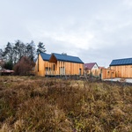 Sofistikované moderní bydlení vonící dřevem a květinami. Zdroj: Eva Neuman, Zuzana Krasňanová, Kouzlo Chalup, s.r.o.