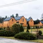 Sofistikované moderní bydlení vonící dřevem a květinami. Zdroj: Eva Neuman, Zuzana Krasňanová, Kouzlo Chalup, s.r.o.