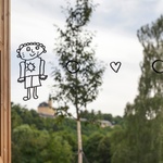 Tajemný dům v záplavě květin a vzrostlých stromů je pro děti bezpečnou oázou. Foto: Ondřej Tylčer, www.ondrejtylcer.cz
