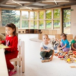 Tajemný dům v záplavě květin a vzrostlých stromů je pro děti bezpečnou oázou. Foto: Ondřej Tylčer, www.ondrejtylcer.cz