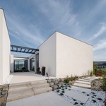 Krajina jako na dlani v rodinném domě umístěném na kopci ve svahu. Zdroj: ateliér boq architekti a DENDRIT