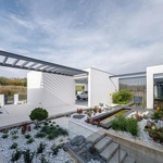 Krajina jako na dlani v rodinném domě umístěném na kopci ve svahu. Zdroj: ateliér boq architekti a DENDRIT