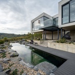 Krajina jako na dlani v rodinném domě umístěném na kopci ve svahu. Zdroj: ateliér boq architekti a DENDRIT