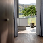 Krajina jako na dlani v rodinném domě umístěném na kopci ve svahu. Zdroj: ateliér boq architekti a DENDRIT