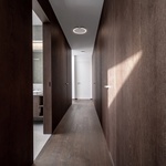 Krajina jako na dlani v rodinném domě umístěném na kopci ve svahu. Zdroj: ateliér boq architekti a DENDRIT