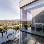 Krajina jako na dlani v rodinném domě umístěném na kopci ve svahu. Zdroj: ateliér boq architekti a DENDRIT