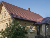 Lehké plechové krytiny SATJAM mohou díky možnosti pokládky na původní krov přispět ke zkrácení rekonstrukce střechy. Zdroj: SATJAM s.r.o.