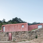 Projekt se nachází na pozemku v oblasti Douro – Resende, v regionu proslulým svou malebnou venkovskou krajinou plnou vinic. Foto: Attilio Fiumarella Projekt se nachází na pozemku v oblasti Douro – Resende, v regionu proslulým svou malebnou venkovskou krajinou plnou vinic. Foto: Attilio Fiumarella