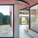 Projekt si prošel úpravou, od původní myšlenky částečně podzemní architektury bylo upuštěno. Objemové hmoty byly odtaženy od přirozených hranic pozemku, čímž vznikly více uzavřené prostory. Foto: Attilio Fiumarella Projekt si prošel úpravou, od původní myšlenky částečně podzemní architektury bylo upuštěno. Objemové hmoty byly odtaženy od přirozených hranic pozemku, čímž vznikly více uzavřené prostory. Foto: Attilio Fiumarella