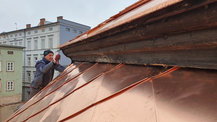 Montáž vlastnoručně vyrobených šablon na kostele sv. Petra a Pavla v Broumově. Zdroj: archiv rodiny Dvořákových