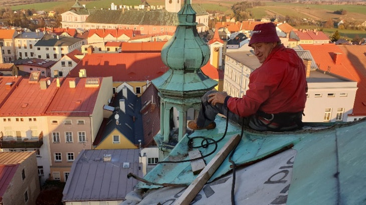 Oprava věže kostela Petra a Pavla v Broumově. Zdroj: archiv rodiny Dvořákových Oprava věže kostela Petra a Pavla v Broumově. Zdroj: archiv rodiny Dvořákových
