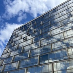 2. místo kategorie Architektura: Brutalistní elegance v odrazech nebe: Parkhotel Holešovice znovu ukazuje, že i syrová architektura může mít svůj jedinečný půvab v nekonečných variantách nebe. A když se o ni starají ti nejlepší z Mama Shelter, září ještě víc. Autorka: Veronika Micienkova