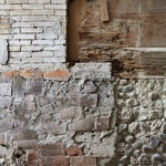 Architekti nevnímají beton pouze jako konstrukční řešení, ale jako nový organismus vložený do původní stavby, který vytváří vlastní prostorový řád a jasně odlišuje současnou vrstvu od historické. Foto: David Aebi Architekti nevnímají beton pouze jako konstrukční řešení, ale jako nový organismus vložený do původní stavby, který vytváří vlastní prostorový řád a jasně odlišuje současnou vrstvu od historické. Foto: David Aebi