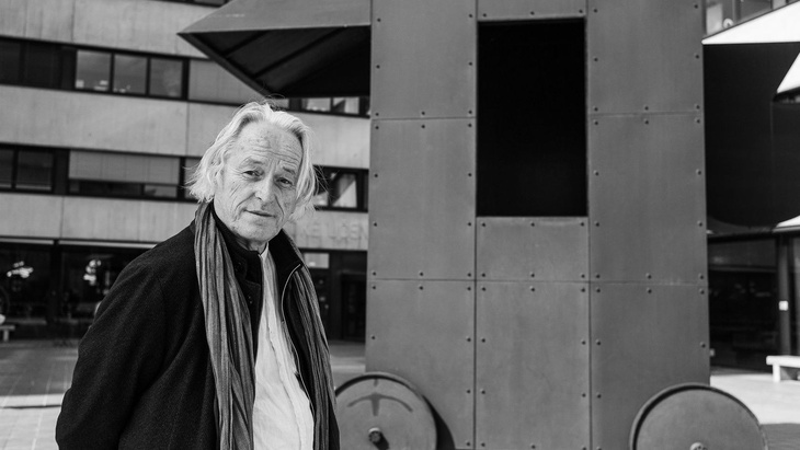 Ladislav Lábus před Fakultou architektury ČVUT v Praze, s objektem amerického architekta Johna Hejduka. Foto: Štěpán Hon Ladislav Lábus před Fakultou architektury ČVUT v Praze, s objektem amerického architekta Johna Hejduka. Foto: Štěpán Hon