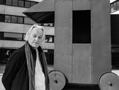 Ladislav Lábus před Fakultou architektury ČVUT v&nbsp;Praze, s&nbsp;objektem amerického architekta Johna Hejduka. Foto: Štěpán Hon