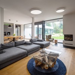 Oáza pro děti i dospělé: Moderní vila se zahradou a borovicovým lesem na dosah. Foto: Tomáš Dittrich/VEKRA Oáza pro děti i dospělé: Moderní vila se zahradou a borovicovým lesem na dosah. Foto: Tomáš Dittrich/VEKRA