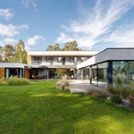 Oáza pro děti i dospělé: Moderní vila se zahradou a borovicovým lesem na dosah. Foto: Tomáš Dittrich/VEKRA Oáza pro děti i dospělé: Moderní vila se zahradou a borovicovým lesem na dosah. Foto: Tomáš Dittrich/VEKRA