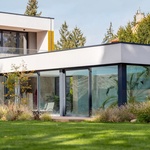 Oáza pro děti i dospělé: Moderní vila se zahradou a borovicovým lesem na dosah. Foto: Tomáš Dittrich/VEKRA Oáza pro děti i dospělé: Moderní vila se zahradou a borovicovým lesem na dosah. Foto: Tomáš Dittrich/VEKRA