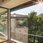 Minimalistické zásahy do objemu staveb zdůrazňují původní siluetu ruin. Architekti se vyhýbají výrazným gestům a místo toho pracují s jemnými transformacemi. Výsledkem je klidná a vyvážená kompozice. Foto: Attilio Fiumarella