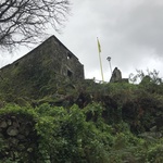 Stav obou objektů byl slušně řečeno neradostný. Z obou „sesterských“ domů zůstávaly jen části obvodových kamenných zdí. Foto: Attilio Fiumarella