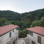 Dvojice domů stojí na vyvýšeném místě nad údolím řeky Vez a otevírá se do širokého panoramatu krajiny. Foto: Attilio Fiumarella