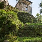 Jejich umístění zdůrazňuje vztah mezi architekturou a terénem, který je formován historickými terasami. Stavby působí jako tiché pozorovatelny krajiny. Foto: Attilio Fiumarella