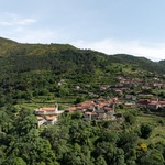 Kamenné zdivo odkazuje na tradiční architekturu regionu a ukotvuje stavbu v místním kontextu. Nové prvky jsou navrženy tak, aby byly současné, ale zároveň nenarušovaly celkový charakter. Foto: Attilio Fiumarella