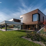 Luxusní vila ve svahu s bazénem a velkoformátovým obkladem // Jaroměř. Zdroj: Master Design s.r.o.