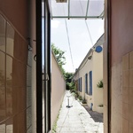 Někdy stačí zvednout střechu. Malá architektura jako odpověď na městskou krizi bydlení. Foto: Filip Dujardin