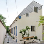 Někdy stačí zvednout střechu. Malá architektura jako odpověď na městskou krizi bydlení. Foto: Filip Dujardin