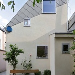 Někdy stačí zvednout střechu. Malá architektura jako odpověď na městskou krizi bydlení. Foto: Filip Dujardin