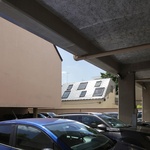 Někdy stačí zvednout střechu. Malá architektura jako odpověď na městskou krizi bydlení. Foto: Filip Dujardin