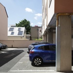 Někdy stačí zvednout střechu. Malá architektura jako odpověď na městskou krizi bydlení. Foto: Filip Dujardin