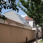 Někdy stačí zvednout střechu. Malá architektura jako odpověď na městskou krizi bydlení. Foto: Filip Dujardin