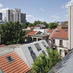 Někdy stačí zvednout střechu. Malá architektura jako odpověď na městskou krizi bydlení. Foto: Filip Dujardin