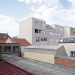 Někdy stačí zvednout střechu. Malá architektura jako odpověď na městskou krizi bydlení. Foto: Filip Dujardin