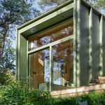 Lounge Lodge vytvořili architekti ze studia i29 spolu se staviteli z Jatin Chaletbouw. Stavba je obklopena stromy, s níž její světle zeleně natřený dřevěný exteriér splývá. Foto: Ewout Huibers