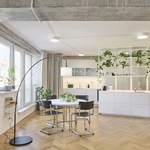 Průhled interiérem ke kuchyni. Foto: Filip Beránek 