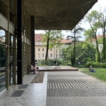 Kostky působí, jako by na malých základnách levitovaly. Zdroj: Ing. arch. Josef Matyska Kostky působí, jako by na malých základnách levitovaly. Zdroj: Ing. arch. Josef Matyska