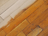Renovace parketové podlahy – co se starými parketami