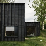 V sobě totiž skrývá malý dvůr, meditativní prostor. Švédské architektonické studio Förstberg Ling tu odvedlo zajímavou práci, v podobě dvoupodlažní samostatné přístavby k bývalé chatě. Foto: Markus Linderoth V sobě totiž skrývá malý dvůr, meditativní prostor. Švédské architektonické studio Förstberg Ling tu odvedlo zajímavou práci, v podobě dvoupodlažní samostatné přístavby k bývalé chatě. Foto: Markus Linderoth