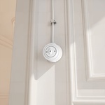 Decento ABB 2026 – Vypínač na dřevěném obkladu. Foto: ABB Decento ABB 2026 – Vypínač na dřevěném obkladu. Foto: ABB