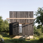 Zahradní pavilon – Čelní pohled, pootevřené okenice. Foto: Alex Shoots Buildings Zahradní pavilon – Čelní pohled, pootevřené okenice. Foto: Alex Shoots Buildings