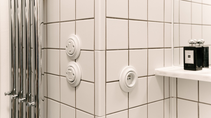 Porcelánové vypínače a zásuvka v koupelně. Foto: ABB Porcelánové vypínače a zásuvka v koupelně. Foto: ABB