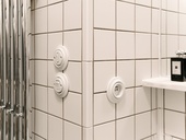 Porcelánové vypínače a&nbsp;zásuvka v&nbsp;koupelně. Foto: ABB