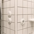 Porcelánové vypínače a&nbsp;zásuvka v&nbsp;koupelně. Foto: ABB