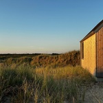 Poklidné rodinné útočiště: Dům v dunách si čas odměřuje sám. Foto: Troels Thorbjørnson