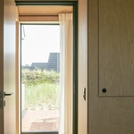 Poklidné rodinné útočiště: Dům v dunách si čas odměřuje sám. Foto: Helene Høyer Mikkelsen