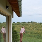 Mazury jsou regionem se silnou tradicí lidové architektury a dům z tohoto dědictví hojně čerpá – má dřevěnou konstrukci a jednoduchou sedlovou střechu pokrytou typickými holandskými taškami. Foto: Kuba Rodziewicz Mazury jsou regionem se silnou tradicí lidové architektury a dům z tohoto dědictví hojně čerpá – má dřevěnou konstrukci a jednoduchou sedlovou střechu pokrytou typickými holandskými taškami. Foto: Kuba Rodziewicz