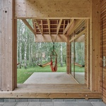 „Chtěli jsme, aby dobře stárl,“ říkají architekti. Z dálky se zdá být zakořeněný v okolní krajině. Zblízka odhaluje svou nenápadnou modernitu. Foto: Kuba Rodziewicz „Chtěli jsme, aby dobře stárl,“ říkají architekti. Z dálky se zdá být zakořeněný v okolní krajině. Zblízka odhaluje svou nenápadnou modernitu. Foto: Kuba Rodziewicz